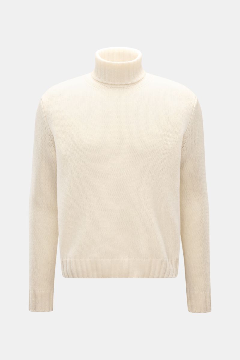 Frontale Aufnahme des 04651/ A trip in a bag Cashmere Rollkragenpullovers creme mit grobem Strickbild, Oversized Fit, weichem Griff, Rollkragen und Rippbündchen.