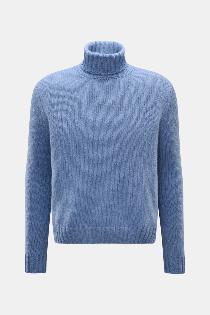 Frontale Nahaufnahme des 04651/ A trip in a bag Cashmere Rollkragenpullovers rauchblau mit grobem Strick, Oversized Fit und komfortablen Rippbündchen.