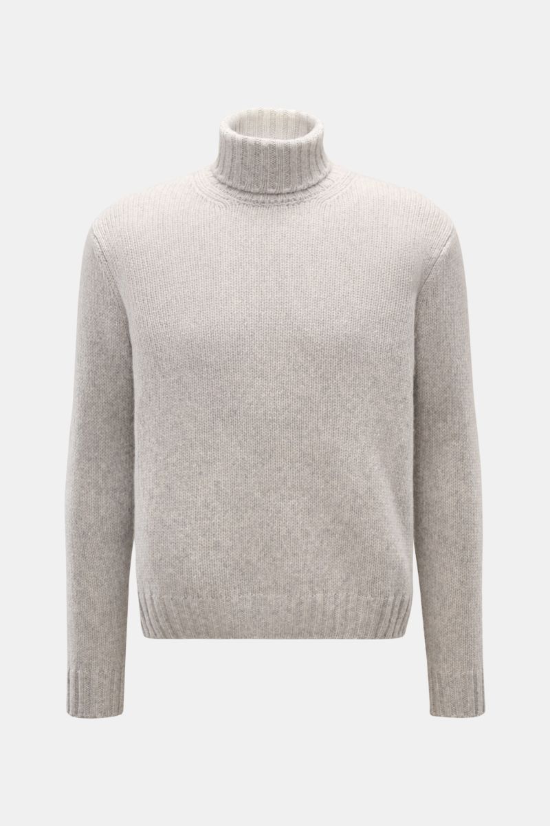 Frontansicht des 04651/ A trip in a bag Cashmere Rollkragenpullovers hellgrau meliert mit grobem Strick, Oversized Fit und Rippbündchen.