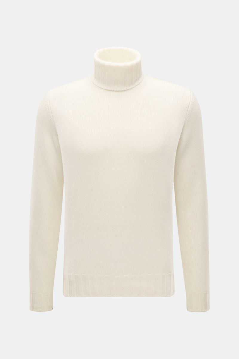 Front view of Fioroni Cashmere Rundhalspullover creme, a slim fit turtleneck sweater in pure cashmere with a very soft touch, medium-fine knit, and flexible ribbed cuffs. Souveräne Eleganz in ihrer luxuriösesten Form: Der Rollkragenpullover von FIORONI au