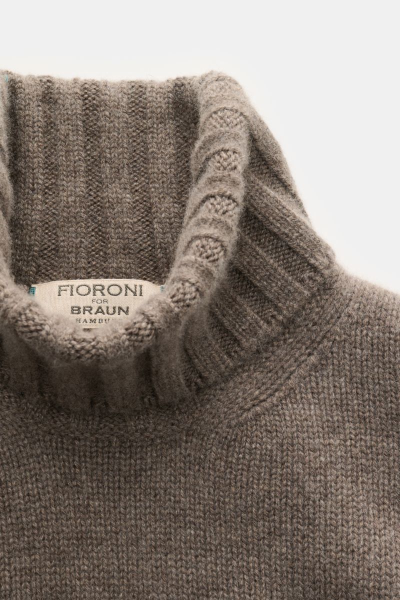 Close-up top view of the Fioroni Cashmere Rundhalspullover grau meliert, showcasing its ribbed turtleneck and soft, fine knit texture. Souveräne Eleganz in ihrer luxuriösesten Form: Der Rollkragenpullover von FIORONI aus erlesenem Cashmere vereint meis