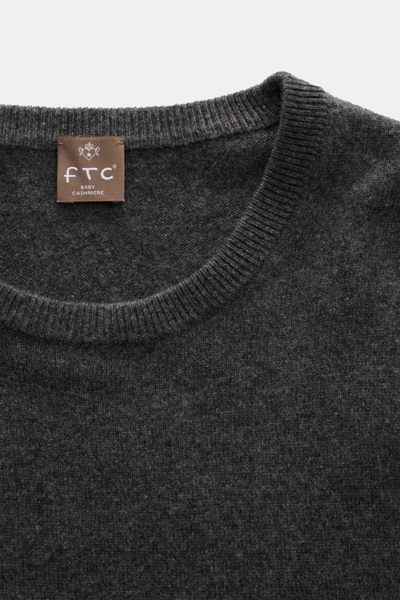 Close-up front view of FTC Baby-Cashmere Rundhals-Pullover dunkelgrau highlighting the round neckline and fine knit texture.

Das Tragegefühl ultraweicher Baby-Cashmere-Qualität lässt diesen zeitlosen Rundhals-Pullover vom innovativen Stricklabel FTC C