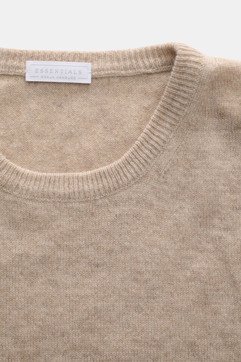 BRAUN Hamburg Essentials Cashmere Rundhalspullover beige in Slim Fit, feiner Strick, weicher Griff, Rundhalsausschnitt, flexible Bündchen, Nahaufnahme von oben.