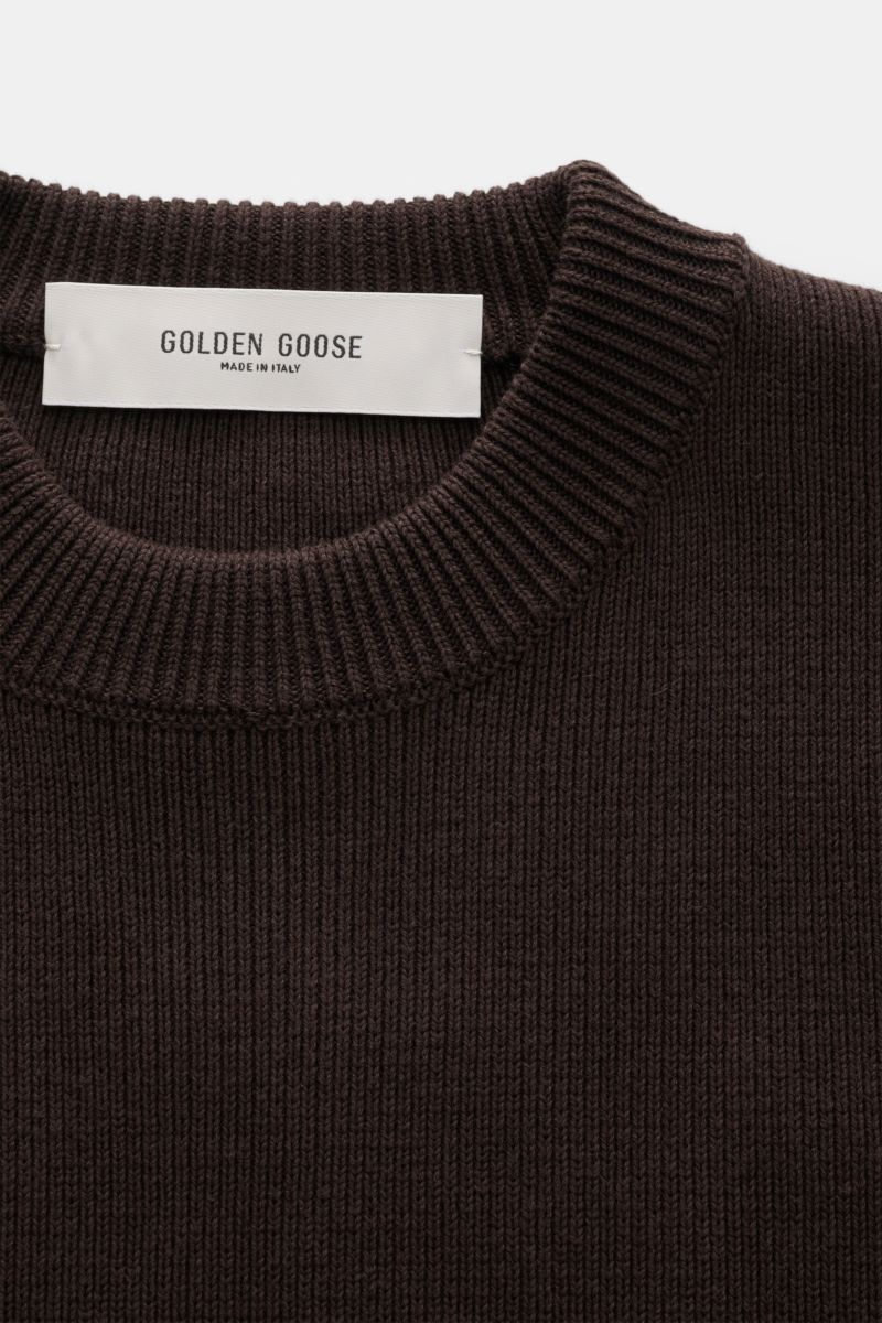 Golden Goose Rundhalspullover 'Davis' dunkelbraun in Nahaufnahme von oben mit feinem Patentstrick aus elastischer Baumwolle.