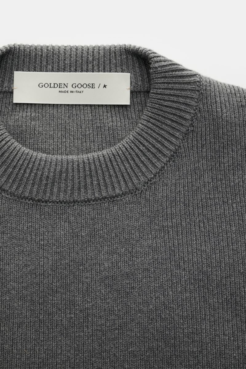 Golden Goose Rundhalspullover 'Davis' grau, Detailaufnahme von oben, elastische Baumwolle, feines Patentstrickmuster, weicher Griff, Rundhalsausschnitt, Regular Fit.