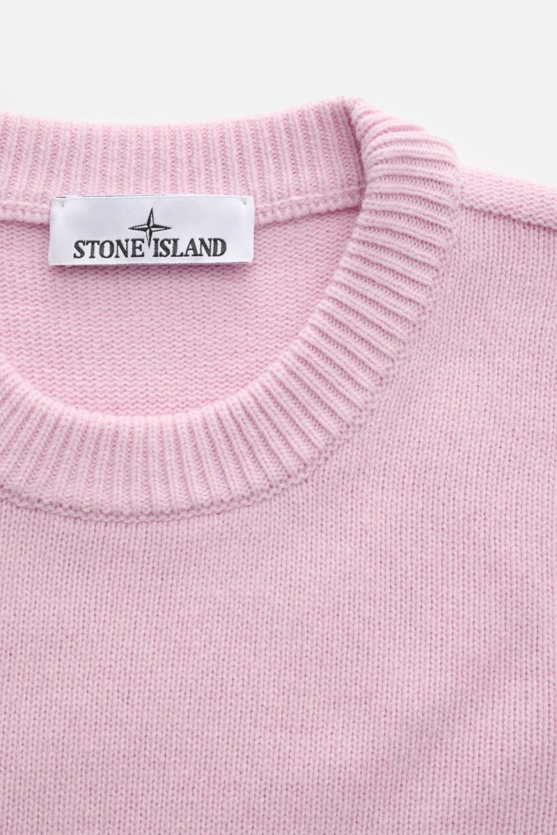 Close-up front view of Stone Island Crew neck jumper 'Lambswool' rose in soft wool mix with ribbed collar and knit texture.

Description: A stylish essential for the colder months: Enjoy the colder seasons in style, with this casual jumper by STONE ISL