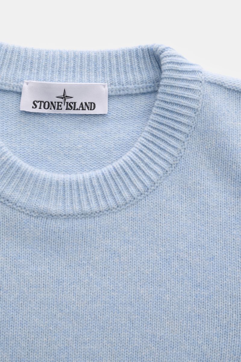 Close-up front view of the Stone Island Crew neck jumper 'Lambswool' light blue, showing ribbed crew neck and knit texture.

Description: A stylish essential for the colder months: Enjoy the colder seasons in style, with this casual jumper by STONE ISL