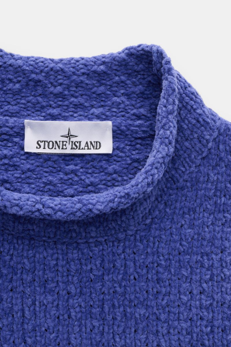 Close-up top view of Stone Island Mock Neck Pullover 'Cotton Chenille' blau showing soft blue chenille knit, mock neck with rolled edge, and Stone Island label inside collar.