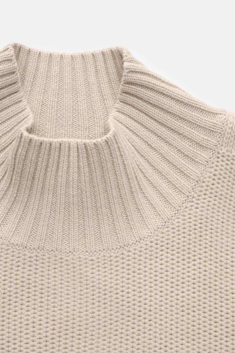 Close-up front view of the Emporio Armani Rundhalspullover navy/schwarz gestreift, a hand-knitted round-neck sweater in pure virgin wool with a soft feel, fine knit pattern, wide stripes in braided design, slim fit, and comfortable ribbed cuffs. Der ha