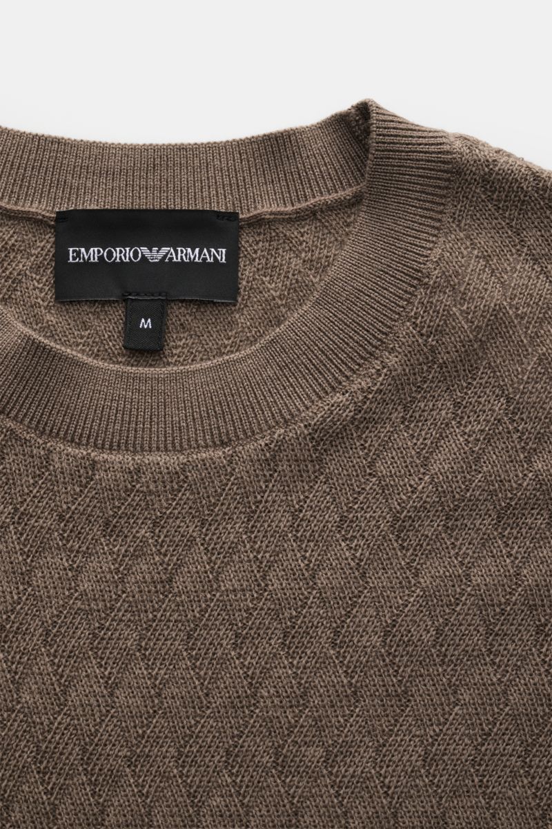 Close-up front view of Emporio Armani Feinstrick-Rundhalspullover schwarz showing a finely textured knit pattern, tonal logo stitching, and ribbed round neckline.

Angenehm weich, leicht und modern präsentiert sich dieser fein strukturierte Rundhalspul