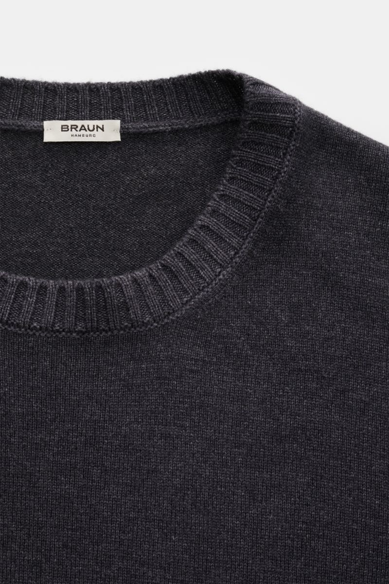 BRAUN Hamburg Rundhalspullover dunkelgrau meliert, Frontansicht, feines Strickbild, Rundhalsausschnitt, weicher Griff, Regular Fit, wärmend