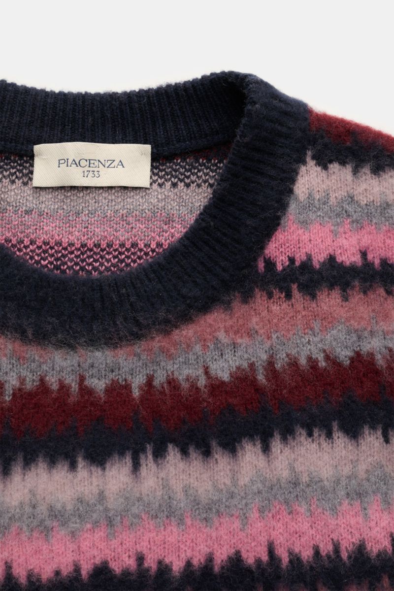 Piacenza 1733 Cashmere Rundhalspullover navy/rosé/grau gestreift, Nahaufnahme von oben, reiner Cashmere, weicher Griff, Zickzack-Streifen, mittelfeines Strickbild, Regular Fit, Rundhalsausschnitt, breite Rippbündchen.