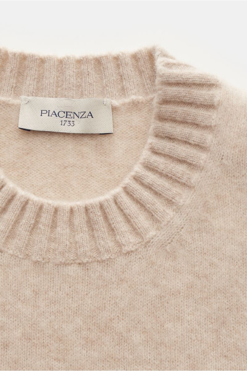 Piacenza 1733 Rundhalspullover sand aus Cashmere, Seide, Microfaser, Slim Fit, feines Strickbild, Rippbündchen, Nahaufnahme vom Rundhalsausschnitt.