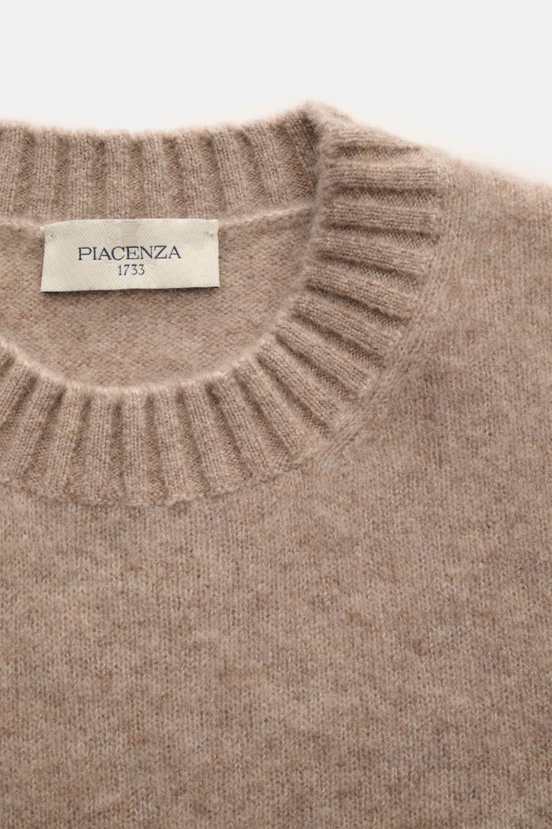 Nahaufnahme des Piacenza 1733 Rundhalspullover beige aus Cashmere, Seide und Microfaser mit weichem Griff und Rippbündchen.