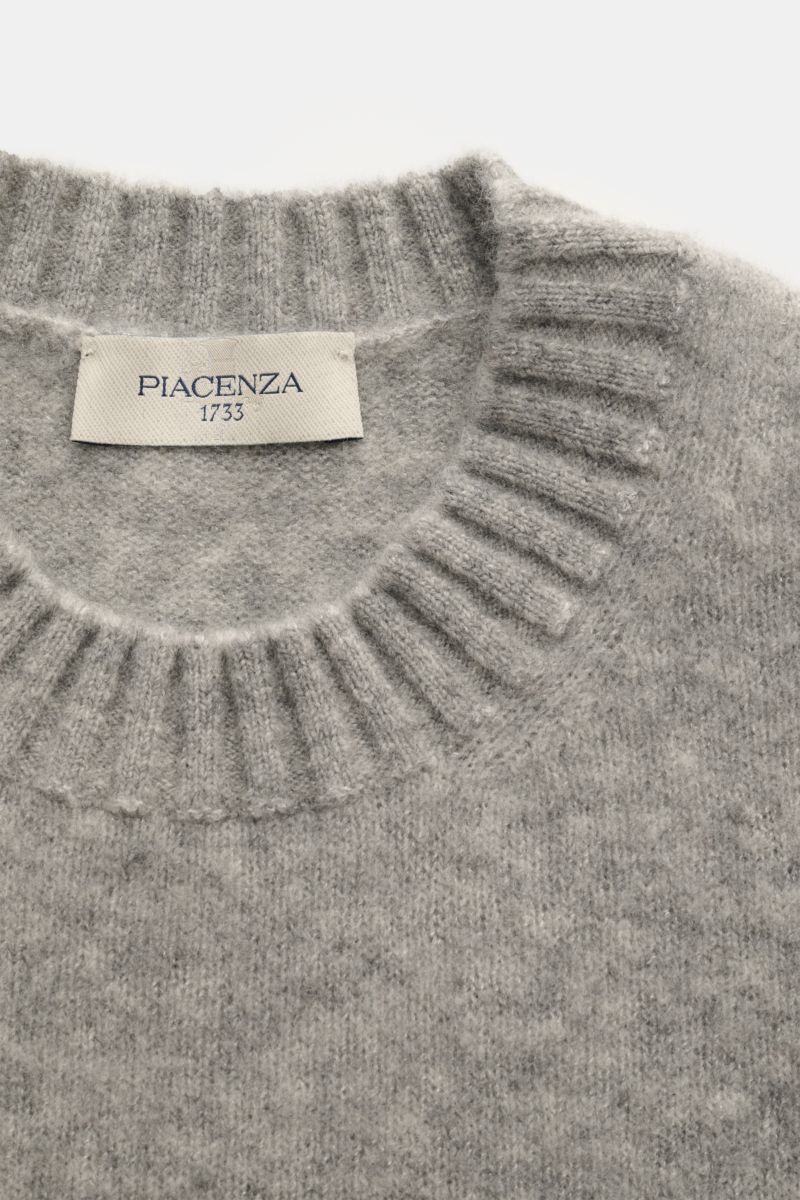 Nahaufnahme des Piacenza 1733 Rundhalspullover grau meliert, weich gestrickter Slim Fit mit Rundhalsausschnitt, Rippbündchen, Cashmere-Mix.