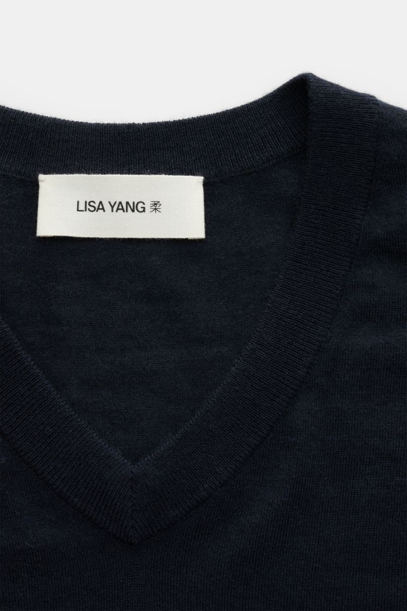 Close-up front view of the navy Lisa Yang Cashmere V-Neck Kurzarm-Pullover 'Joakim' showing fine knit texture and V-neckline.

Das feine Strickbild und der klassische Regular Fit des Cashmere Kurzarm-Pullovers 'Joakim' von LISA YANG machen ihn zu einem