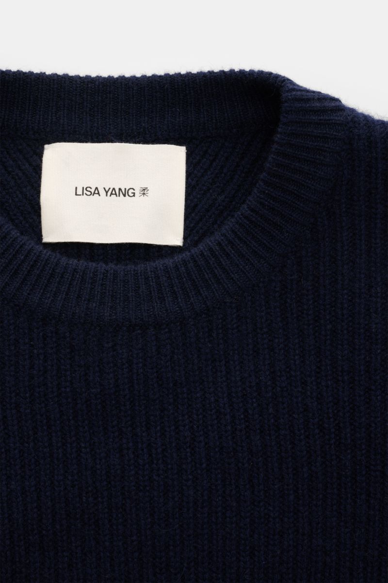 Lisa Yang Cashmere Rundhalspullover 'William' navy, Detailansicht von oben, weicher, mittelfeiner Rippstrick mit Rundhalsausschnitt.