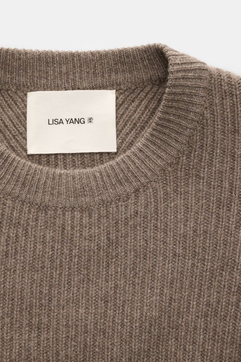 Lisa Yang Cashmere Rundhalspullover 'William' taupe, Detailaufnahme von oben, reiner Cashmere, weicher Griff, Patent-Strickmuster.