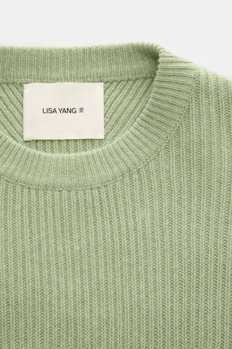 Lisa Yang Cashmere Rundhalspullover 'William' hellgrün, Detailansicht von oben, weicher Griff, Regular Fit, Patent-Strickmuster, Rundhalsausschnitt.