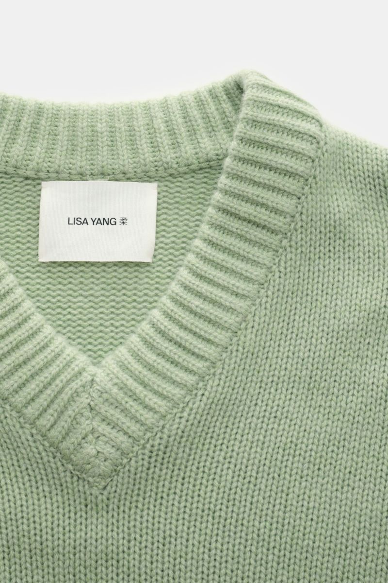 Lisa Yang Cashmere V-Neck-Pullover 'Dan' hellgrün in Nahaufnahme, reiner Cashmere, sehr weicher Griff, mittelgrobes Strickbild, Regular Fit, V-Ausschnitt, Rippstrick-Einsätze am Ärmel, komfortable Rippbündchen.