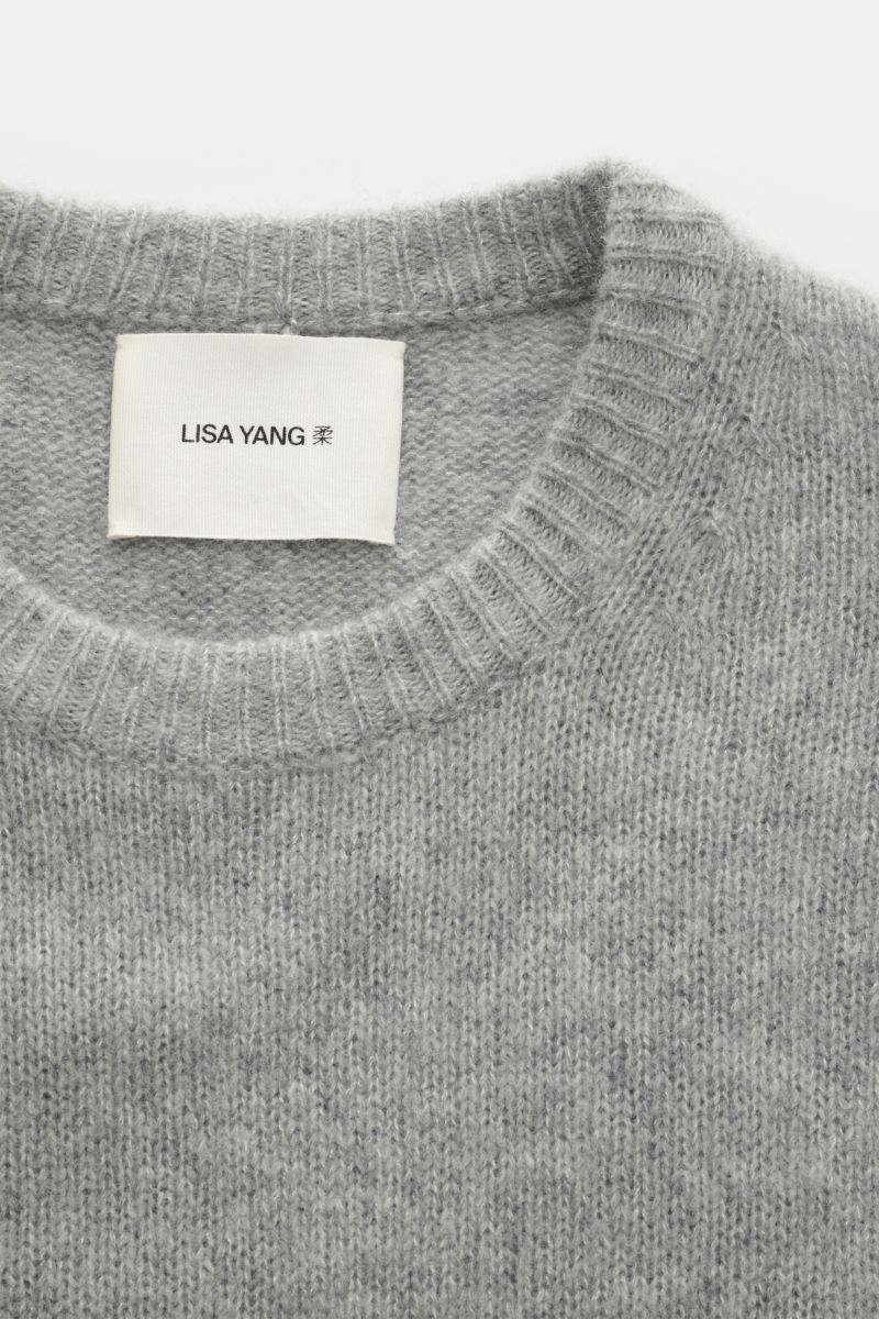 Lisa Yang Rundhalspullover 'Baxter' grau meliert, Nahaufnahme von oben, Slim Fit, weicher Cashmere-Seide-Mix, feines Strickbild, Rundhalsausschnitt.