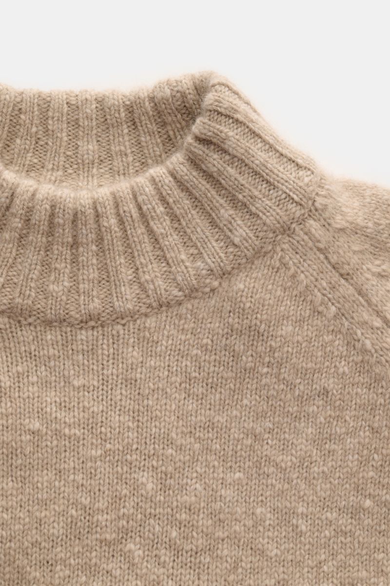 Nahaufnahme des Fioroni Cashmere Rundhalspullover beige meliert von schräg oben, reiner Cashmere, weicher Griff, mittelfeines Strickbild, leichter Bouclé-Effekt, Slim Fit, anliegender Rundhalsausschnitt, Raglan-Ärmel, flexible Rippbündchen.