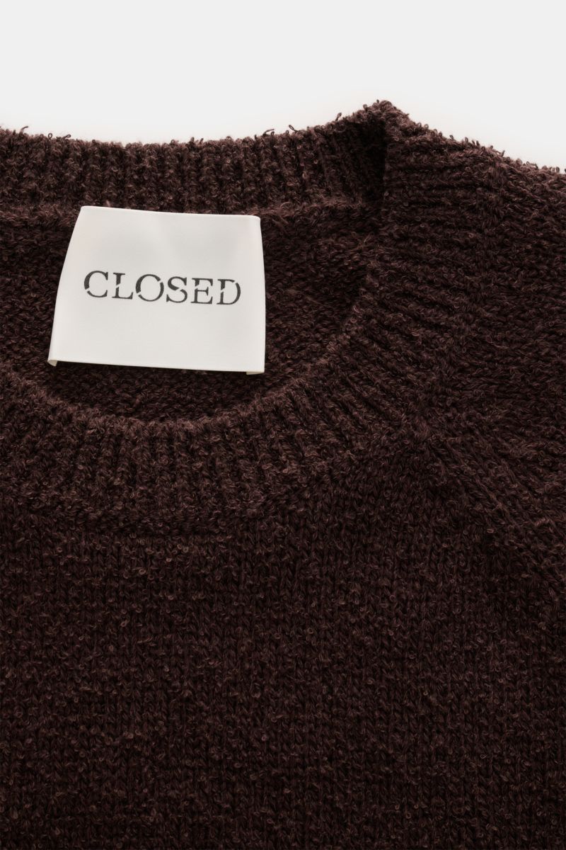 Close-up front view of the Closed Rundhalspullover navy showing a soft boucle knit cotton-wool blend with ribbed crew neckline and label.

Description: Dieser relaxte Pullover aus Baumwoll-Mix mit Wolle in Bouclé-Strick vom Hamburger Label CLOSED ist e