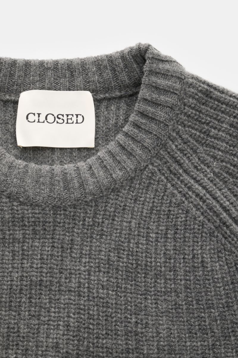Closed Rundhalspullover grau aus reiner Wolle, grobes Rippstrick-Design, Slim Fit, Rundhalsausschnitt, weicher Griff, Detailaufnahme von oben.
