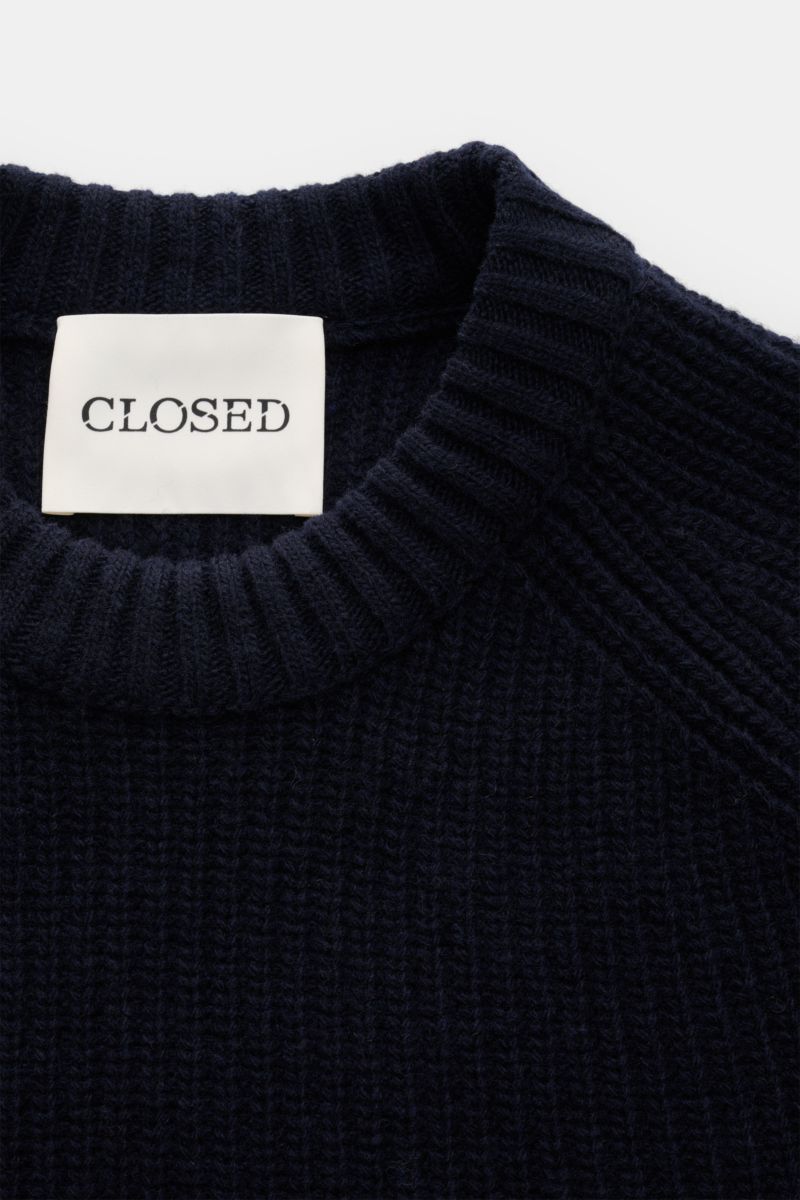 Top-down close-up of Closed Rundhalspullover navy showing ribbed round neckline and chunky rib knit texture, pure wool.

Wandelbarer Klassiker vom Hamburger Label CLOSED: Reine Wolle, markantes Rippstrick-Design und ein schlichter Rundhalsausschnitt ma