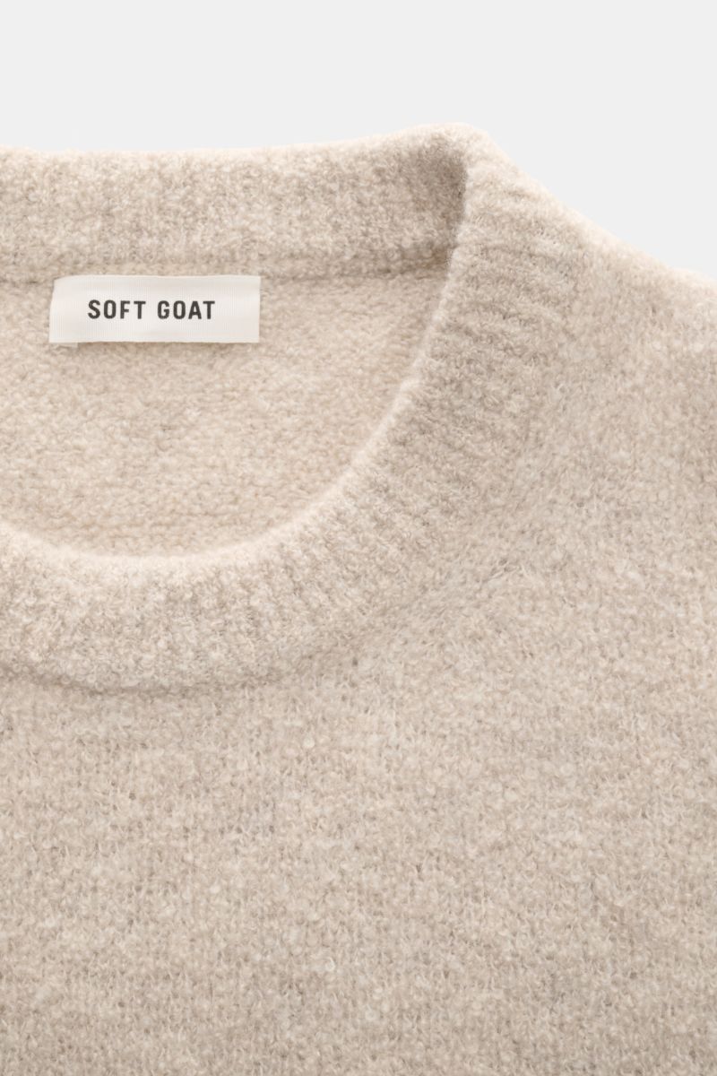 Close-up front view of the Soft Goat Rundhalspullover sand, a sustainably produced, super soft cashmere-mix sweater with boucle knit, regular fit, round neckline, and wide ribbed cuffs. Nachhaltig produziert und zertifiziert: Das junge Label SOFT GOAT 