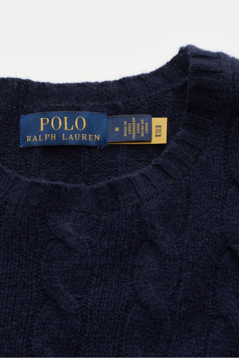 Nahaufnahme des Polo Ralph Lauren Rundhalspullover dunkelblau aus Wolle und Cashmere, Slim Fit mit klassischem Zopfstrick-Design, Rundhalsausschnitt und Polospieler-Stitching, fotografiert von oben.