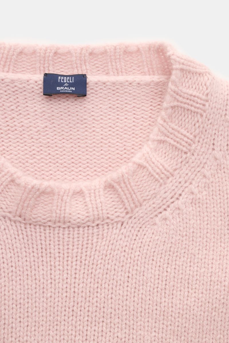 Fedeli Cashmere Rundhalspullover 'Argentina' rosé in Nahaufnahme von oben, reiner Cashmere, weicher Griff, mittelgrobes Strickbild, Regular Fit, Rundhalsausschnitt, flexible Rippbündchen.