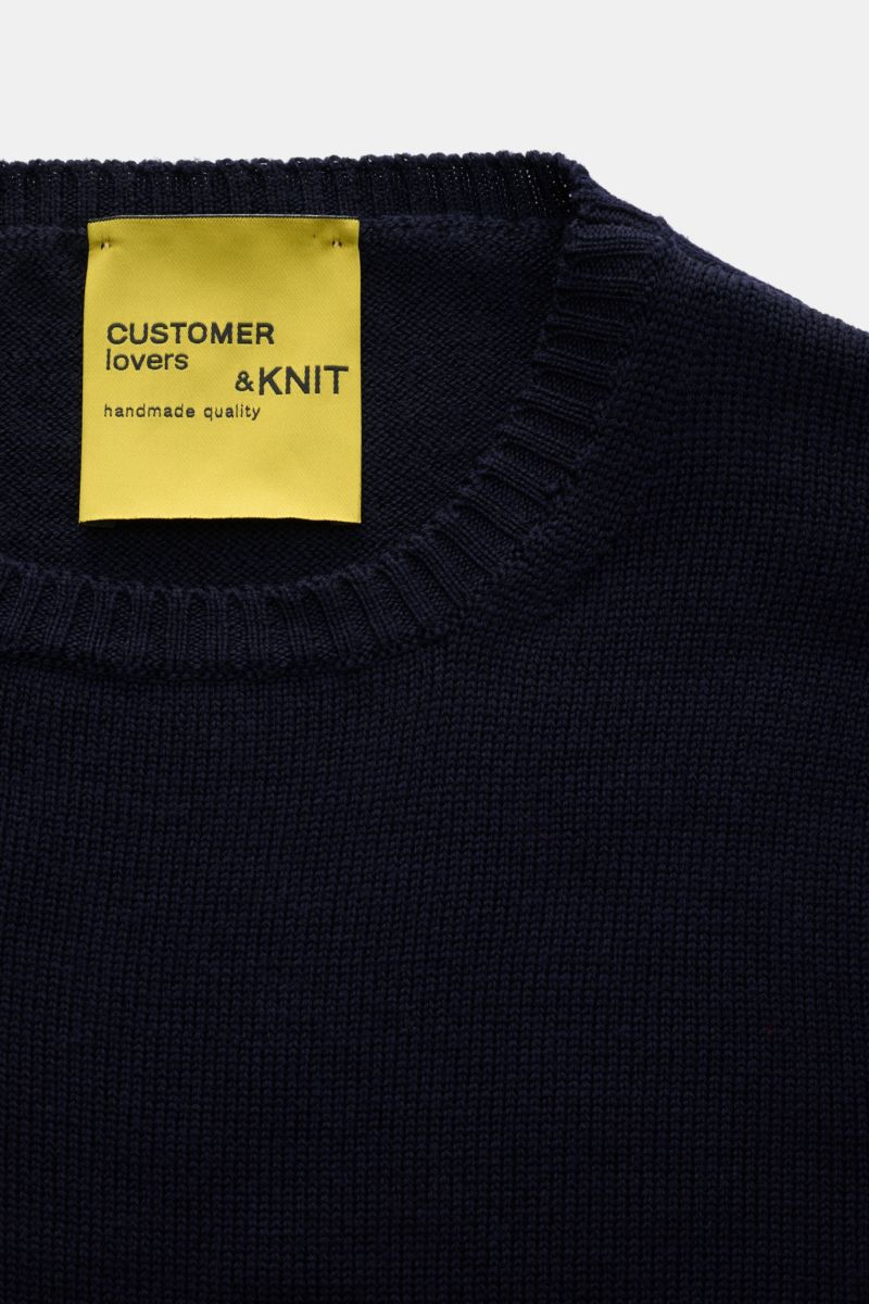 B.F. Knitwear Merino Rundhalspullover navy, Nahaufnahme von oben, reine Merinowolle, weicher Griff, mittelgrobes Strickbild, Slim Fit, Rundhalsausschnitt, flexible Rippstrick-Bündchen.