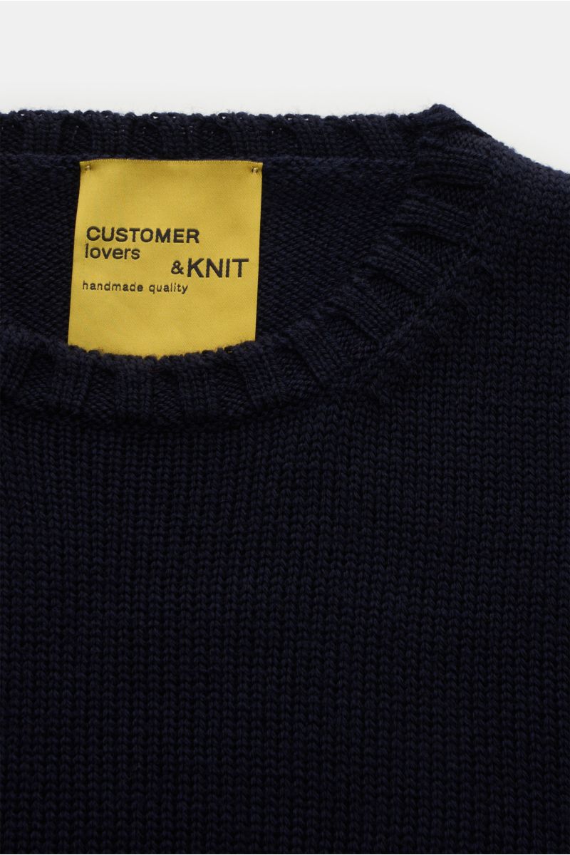 B.F. Knitwear Merino Rundhalspullover navy, Detailaufnahme von oben, reine Merinowolle, weicher Griff, mittelgrobes Strickbild, Slim Fit, Rundhalsausschnitt, breite Rippstrick-Bündchen.