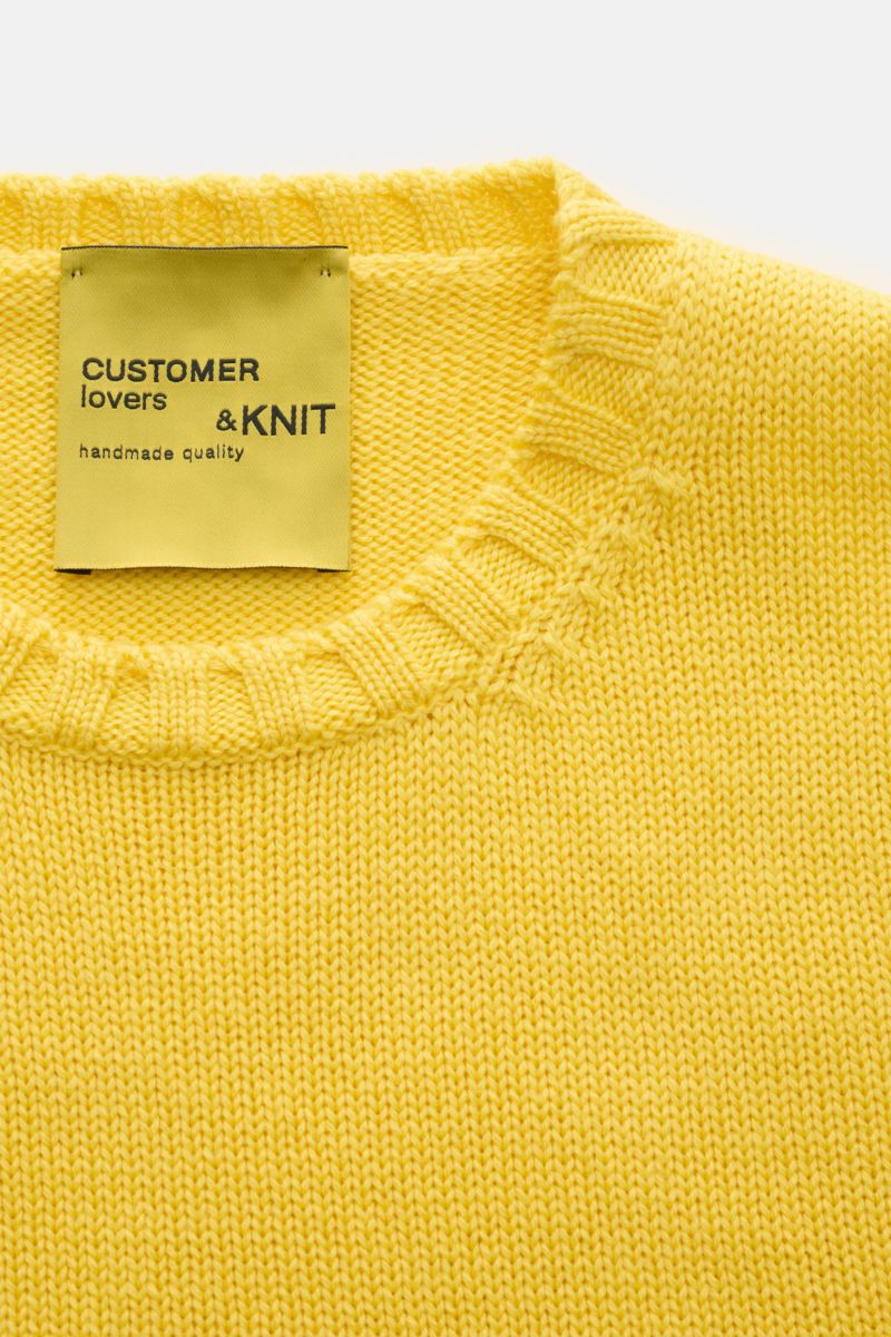 B.F. Knitwear Merino Rundhalspullover gelb, Detailaufnahme von oben, reine Merinowolle, weicher Griff, mittelgrobes Strickbild, Slim Fit, Rundhalsausschnitt, breite Rippstrick-Bündchen.