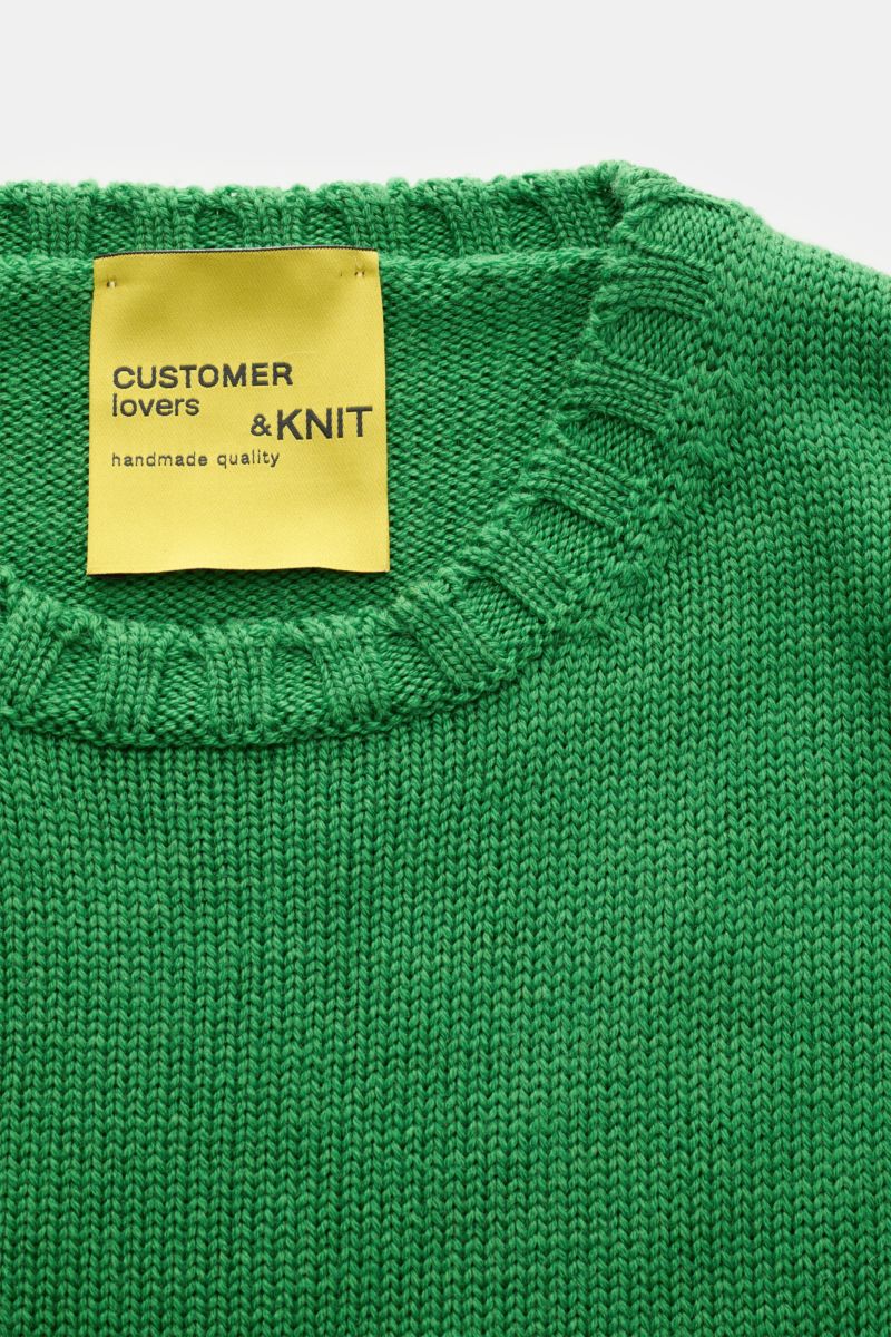 B.F. Knitwear Merino Rundhalspullover grün, Nahaufnahme von oben, reine Merinowolle, weicher Griff, mittelgrobes Strickbild, Slim Fit, Rundhalsausschnitt, breite Rippstrick-Bündchen.