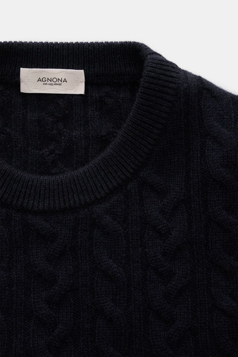 Agnona Cashmere Rundhalspullover navy, Nahaufnahme von oben, zeitloser Klassiker mit Rundhalsausschnitt, Zopfstrickmuster, weichem Griff und Metall-Logo.