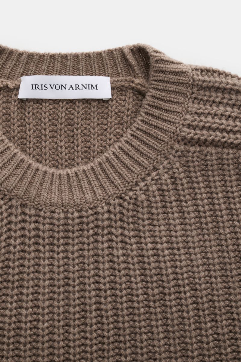 Close-up front view of Iris von Arnim Uomo Cashmere crew neck jumper 'Chris' navy, showcasing chunky rib knit and soft texture.

Made from pure cashmere by acclaimed Hamburg-based knitwear label IRIS VON ARNIM UOMO, the stonewashed model 'Chris' is a c
