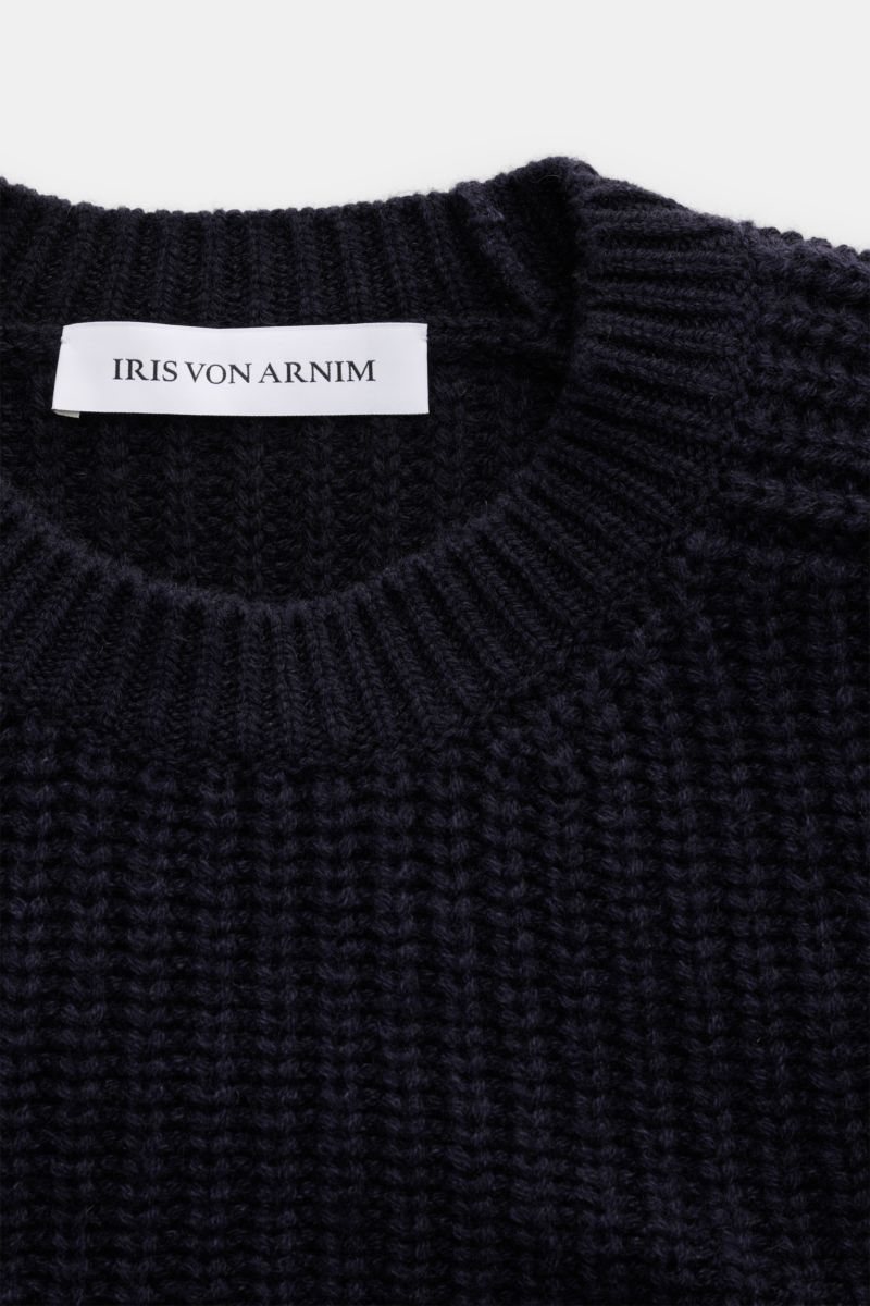 Close-up front view of the navy Iris von Arnim Uomo Cashmere Rundhalspullover 'Arlington' showing its round neckline, ribbed cuffs, and voluminous patent knit pattern.

Kompromisslose Strickqualität – made to last: Der Rundhalspullover 'Arlington' vom 