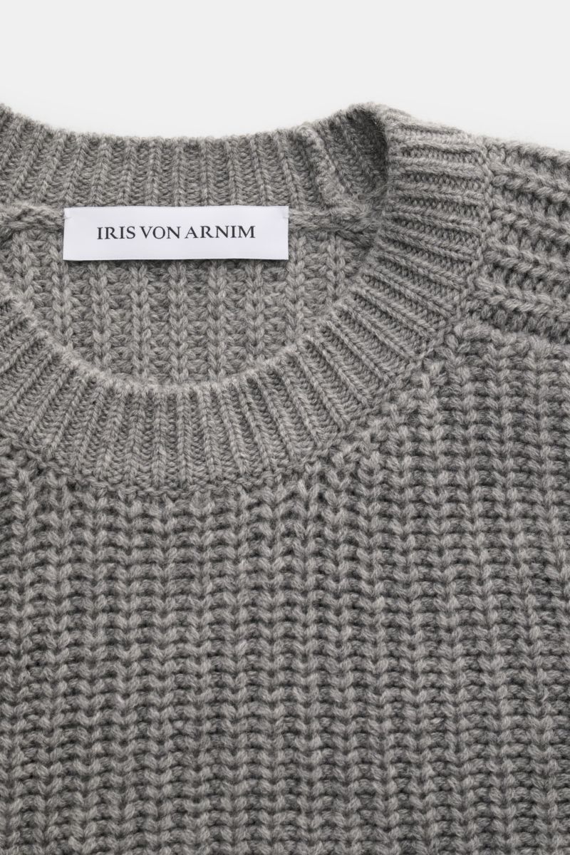 Close-up front view of Iris von Arnim Uomo Cashmere Rundhalspullover 'Arlington' grau meliert showing ribbed round neckline and voluminous patent knit.  
Kompromisslose Strickqualität – made to last: Der Rundhalspullover 'Arlington' vom renommierten Ha