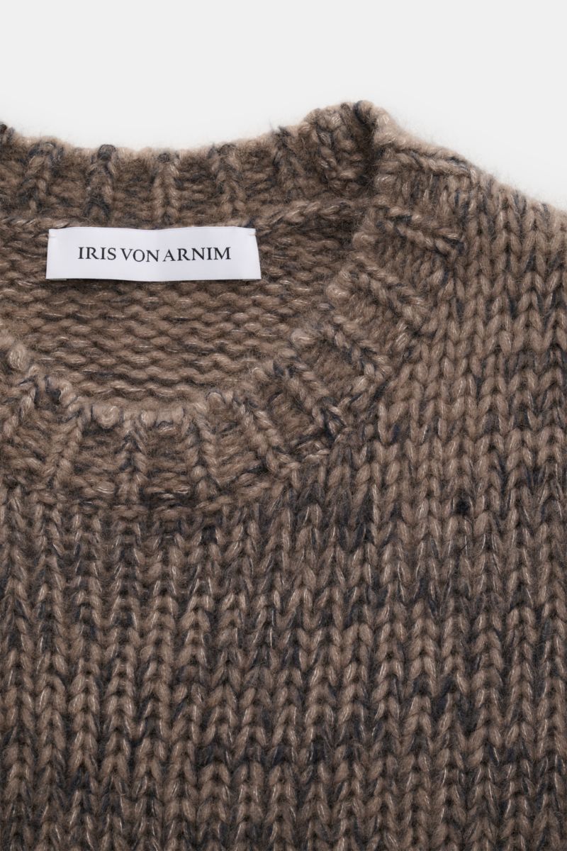 Close-up image from above of the neckline and upper chest of the Iris von Arnim Uomo Rundhalspullover 'Brayden' taupe showing a mix of cashmere and silk, very soft feel, medium-fine knit pattern, square knit design, regular fit, round neckline, and comfor