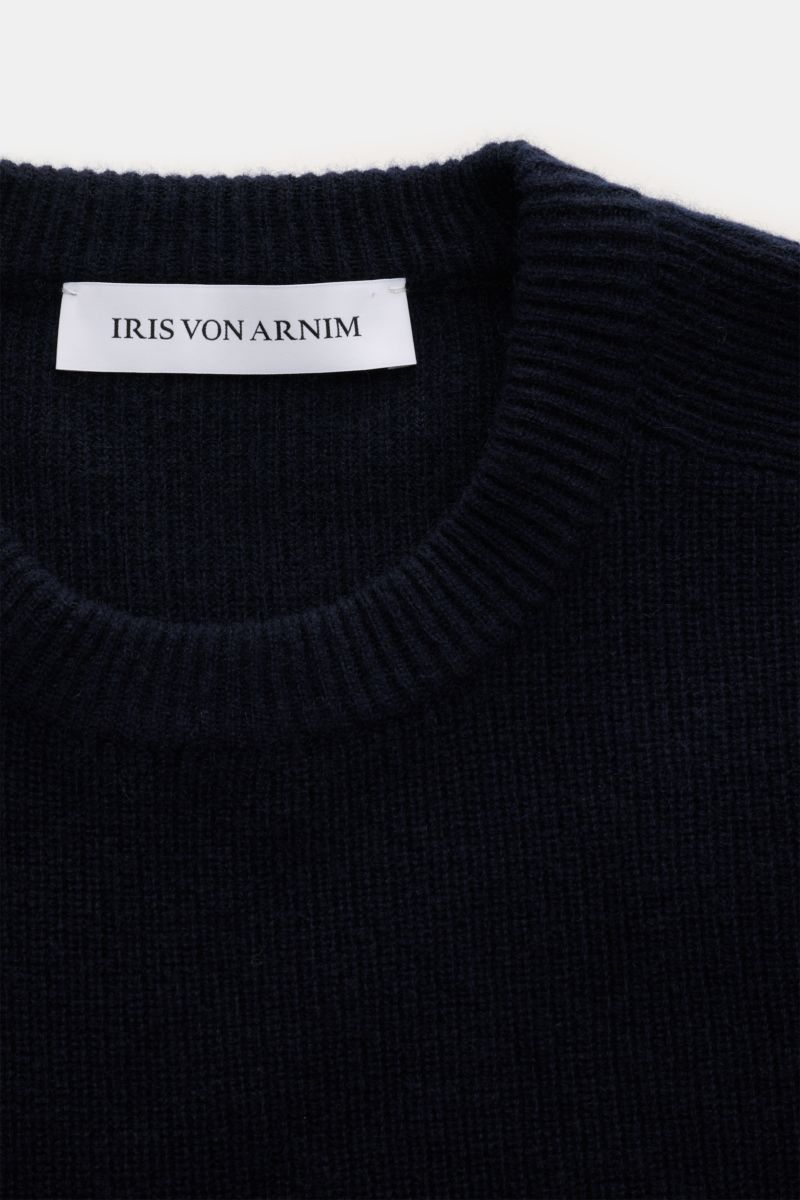 Close-up front view of the Iris von Arnim Uomo Cashmere Rundhalspullover 'Arlington' navy showing the ribbed round neckline and voluminous patent knit texture. Kompromisslose Strickqualität – made to last: Der Rundhalspullover 'Arlington' vom renommier
