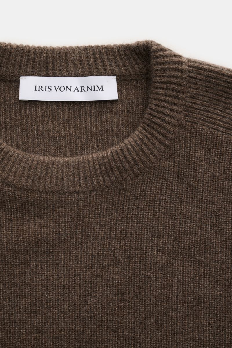 Close-up front view of Iris von Arnim Uomo Cashmere Rundhalspullover 'Willy' graubraun meliert, showing reiner Cashmere, sehr weicher Griff, mittelfeines Strickbild, Patent-Strickmuster, Regular Fit, Rundhalsausschnitt, and komfortable Rippbündchen.