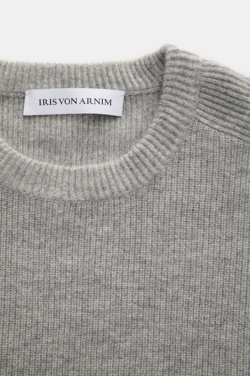 Close-up front view of the Iris von Arnim Uomo Cashmere Rundhalspullover 'Willy' graubraun meliert, showing reiner Cashmere, sehr weicher Griff, mittelfeines Strickbild, Patent-Strickmuster, Regular Fit, Rundhalsausschnitt, and komfortable Rippbündchen.