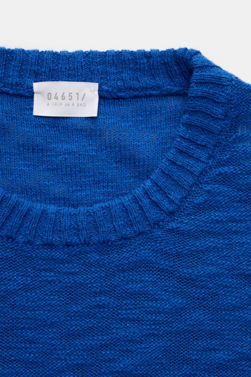 Nahaufnahme von blauem 04651/ A trip in a bag Rundhalspullover aus reiner Baumwolle mit Rundhalsausschnitt, feinem Strickbild und Bündchen.