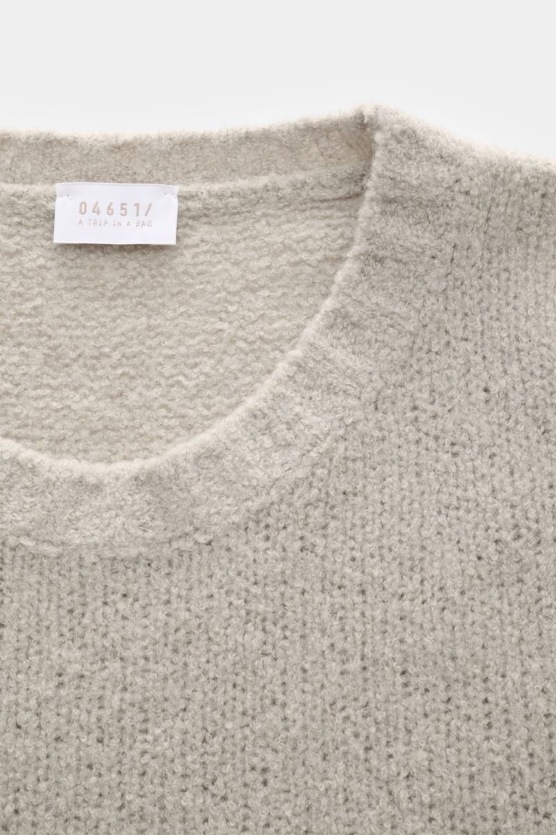 04651/ A trip in a bag Rundhalspullover 'Grainy Crew' sand, Nahaufnahme von oben, Bouclé-Struktur, weicher Wolle-Microfaser-Mix.