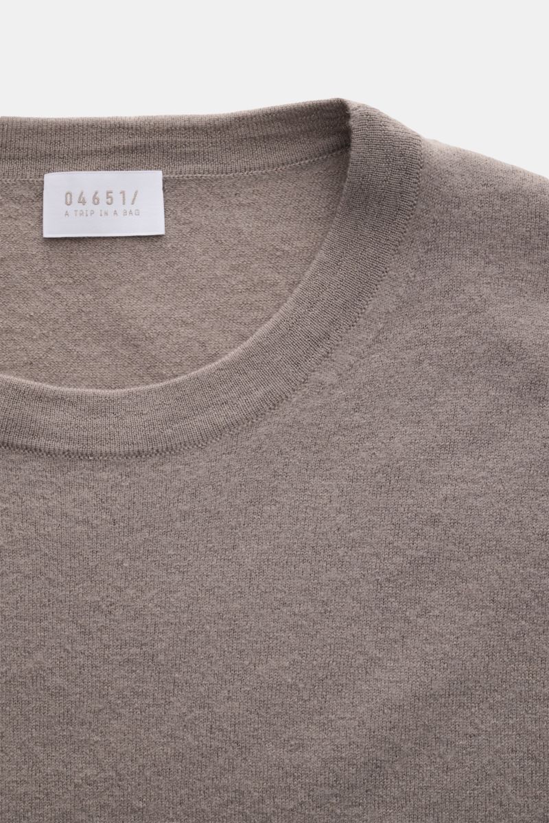 Close-up front view of the 04651/ A trip in a bag Crew neck jumper 'Ultimate' grey showing crew neck and fine knit texture. Casual and comfortable for cold days: The crew neck jumper 'Ultimate' by 04651/ A TRIP IN A BAG has a casual, linear cut and is mad