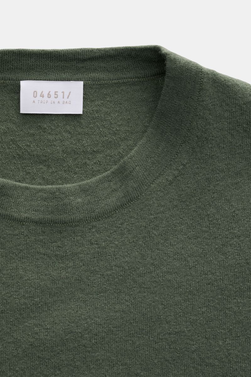 Close-up front view of the 04651/ A trip in a bag Crew neck jumper 'Ultimate' grey-green, made of pure soft wool, fine knit, regular fit, crew neck, and double-layered seams. Casual and comfortable for cold days: The crew neck jumper 'Ultimate' by 04651/ 