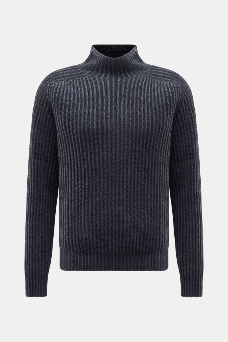 Front view of the 04651/ A trip in a bag Mock neck jumper 'Foggy Mock' navy, a slim fit, medium-fine knit wool jumper with a standing collar.

High-quality comfort meets casual style – the versatile knit jumper 'Foggy Mock' by 04651/ A TRIP IN A BAG ha