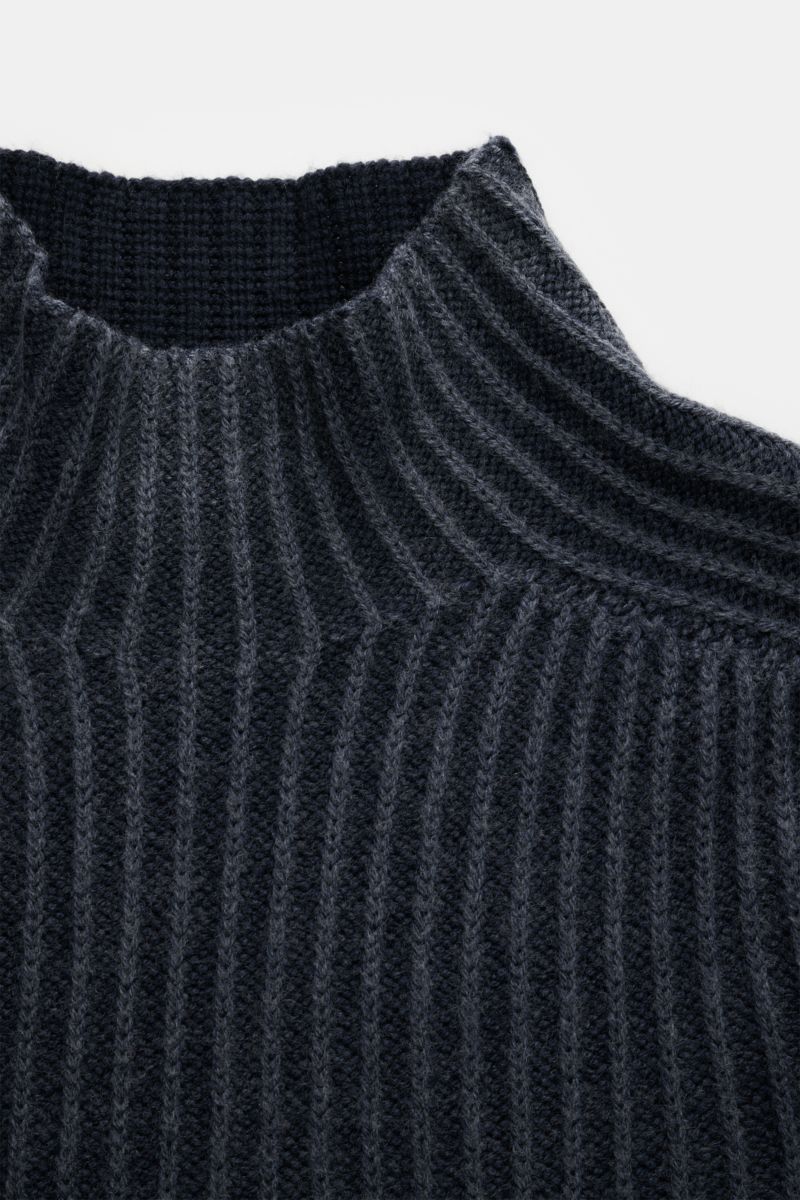 Close-up front view of the 04651/ A trip in a bag Mock neck jumper 'Foggy Mock' navy, showcasing its chunky rib knit standing collar design.

High-quality comfort meets casual style – the versatile knit jumper 'Foggy Mock' by 04651/ A TRIP IN A BAG has